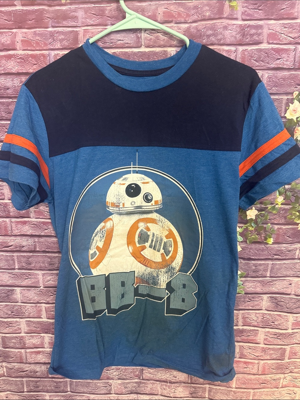 Star Wars women’s  Tee tshirt Star Wars Disney small bb8 droid